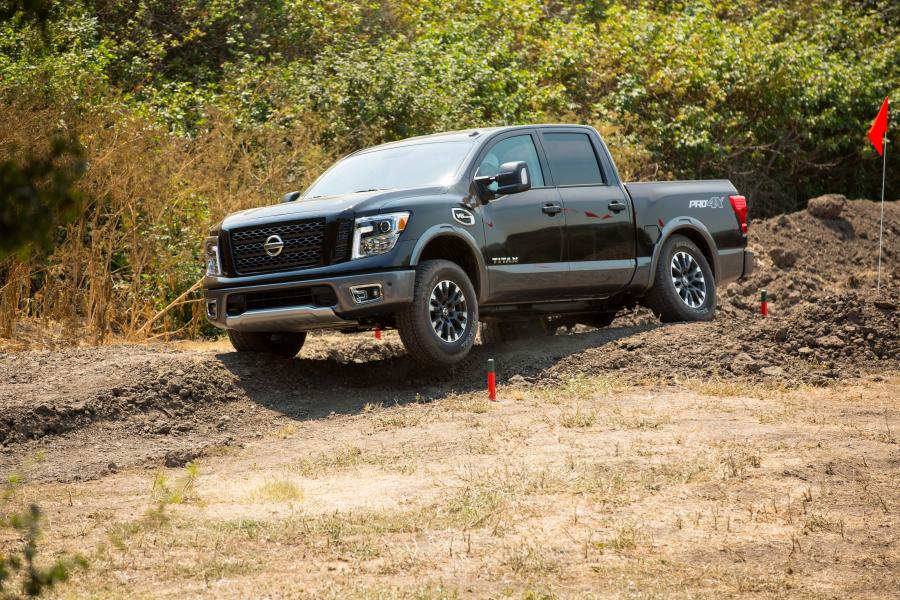  Nissan Titan PRO-4X Crew Cab 2017 года  (фото 9 из 12)